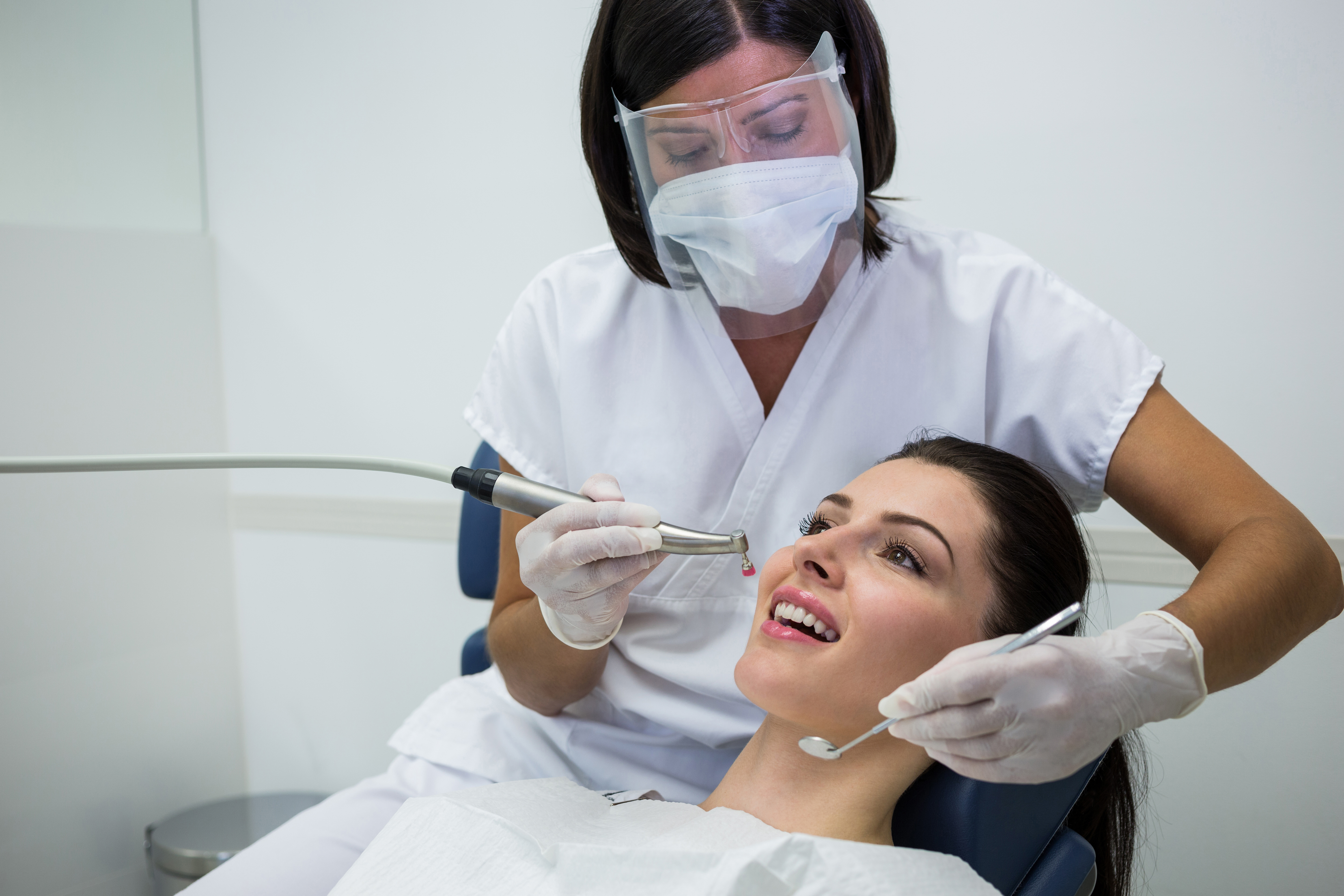 Doctora especialista trabajando con paciente